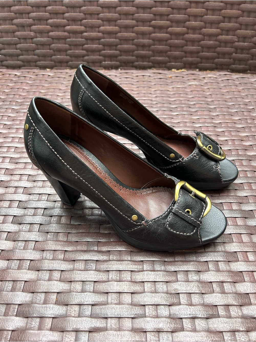 Peep-Toe Heel with Gold Buckle Size 7.5 NEW
Black leather- by Nicole - Classy - Picture 9 of 12